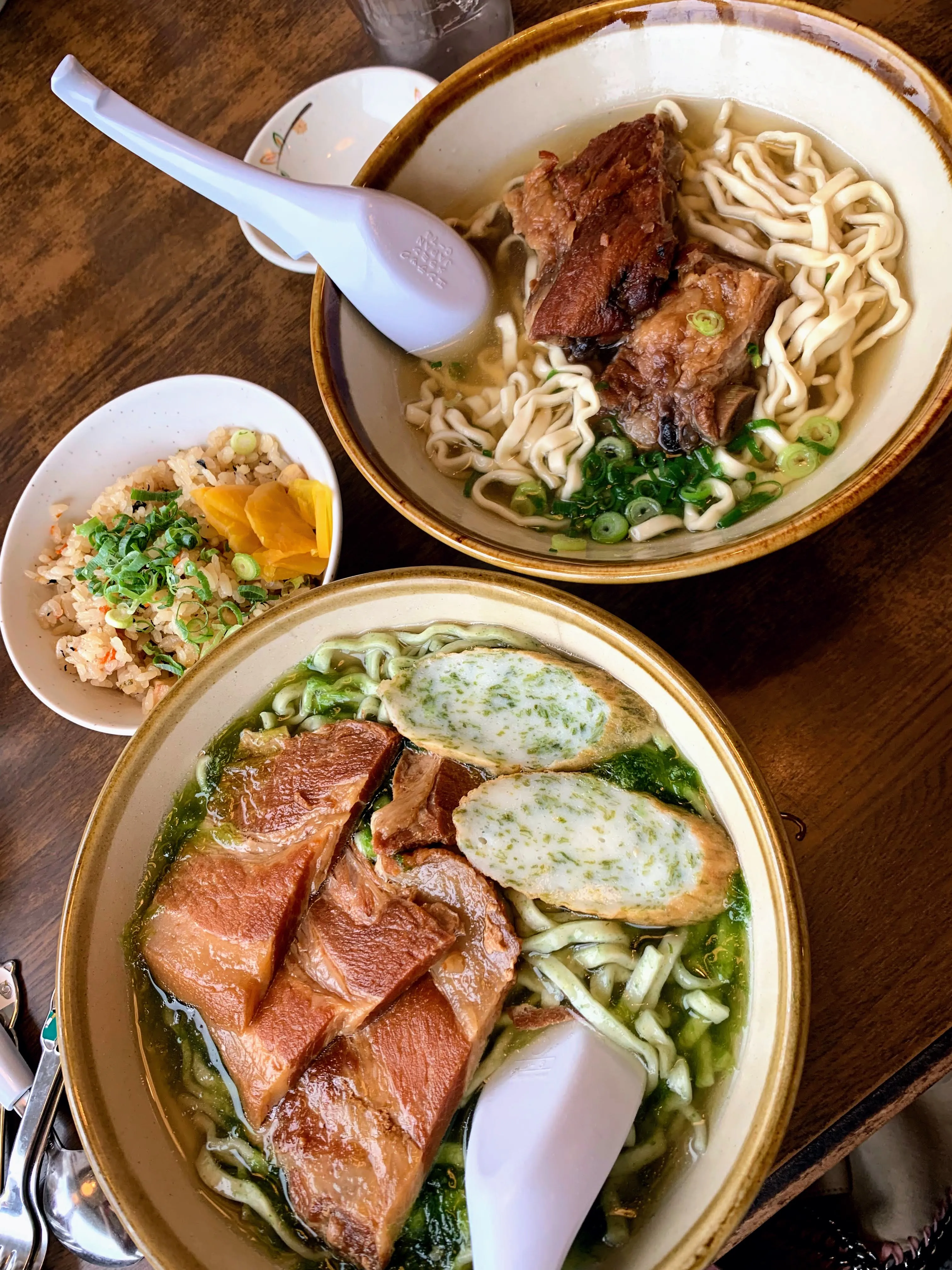 なかむらそばのアーサそば。アーサを練り込んだ緑がかった麺に三枚肉がのっている