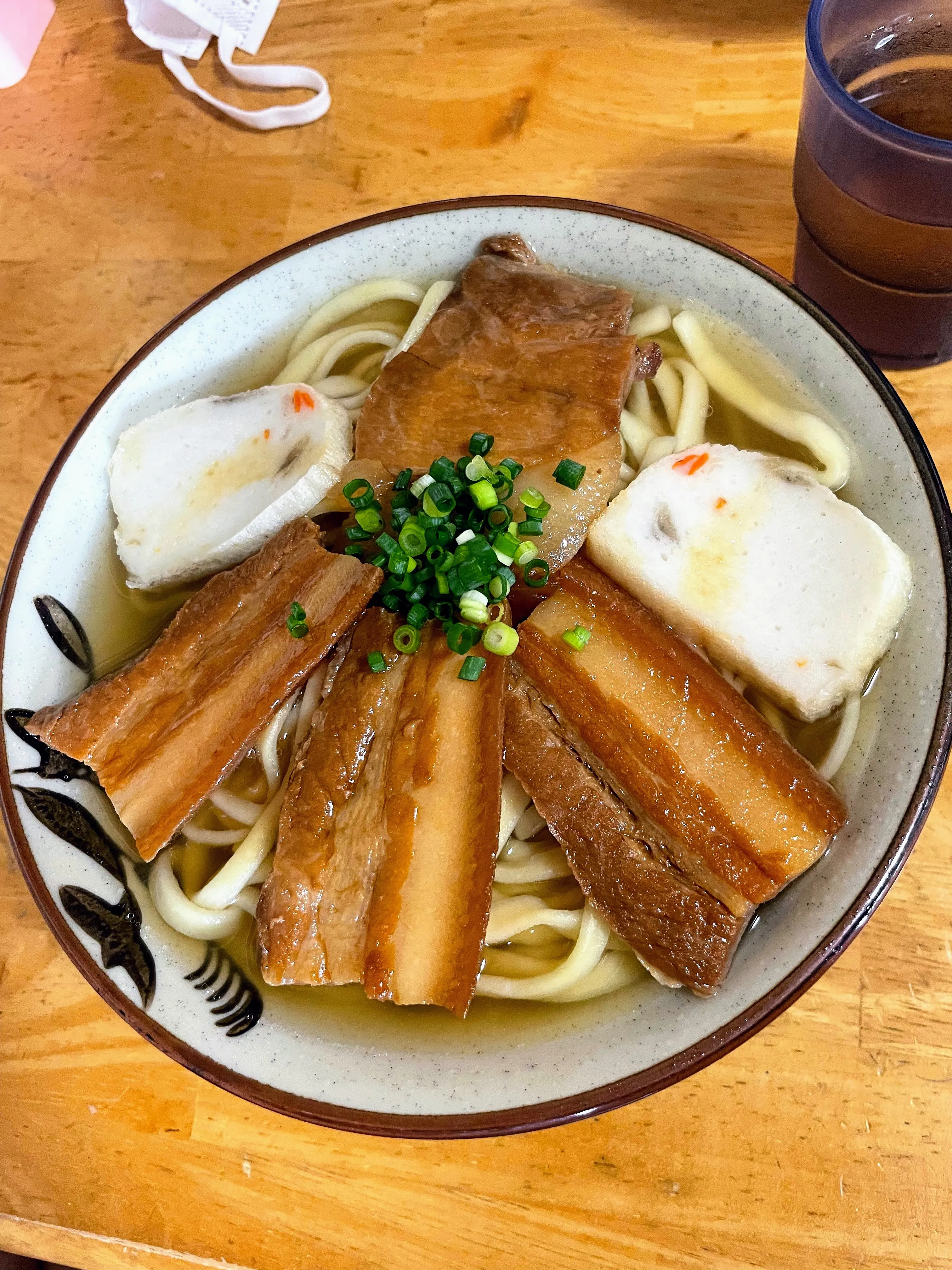 山原そばの三枚肉そば。骨付きの三枚肉とかまぼこがのっている