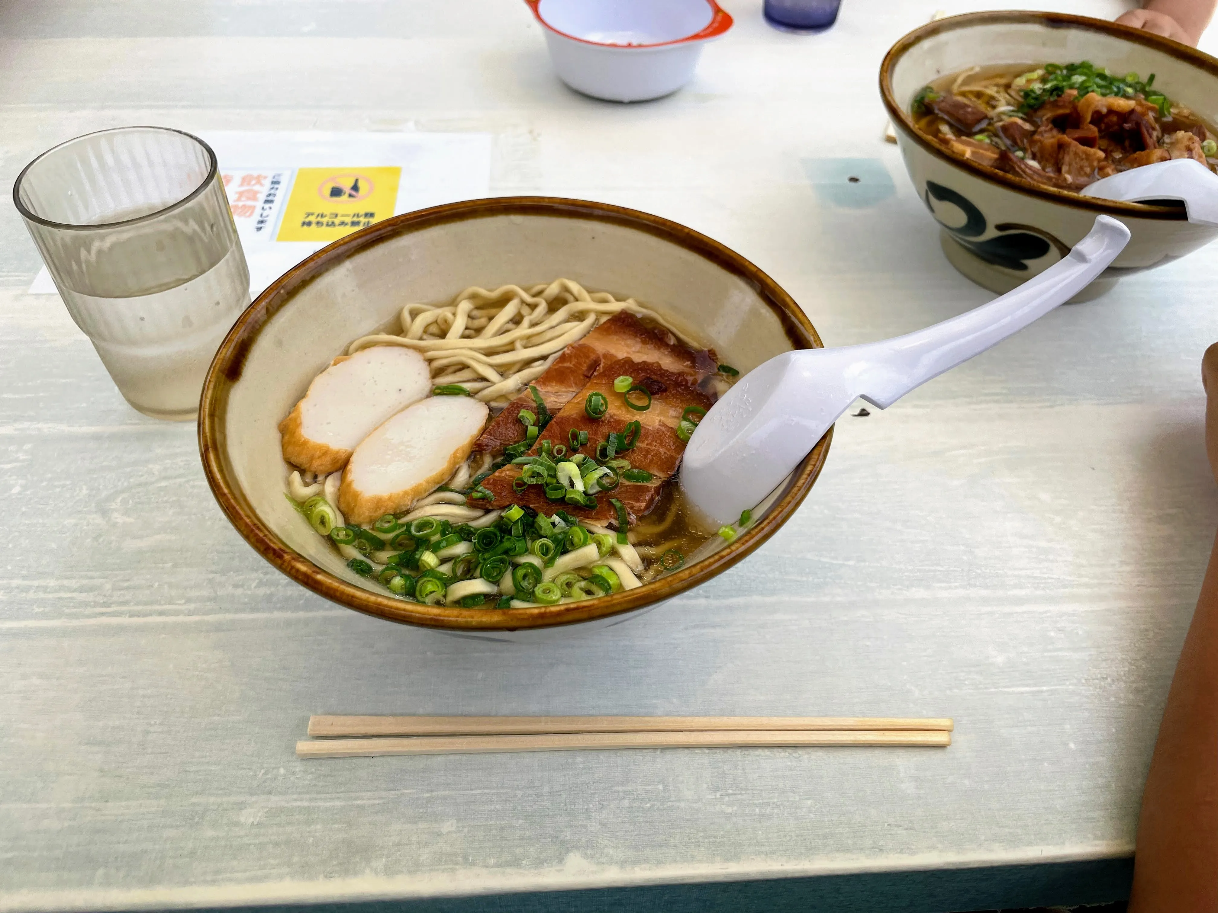 なかむらそばの「なかむらそば」。骨付きの三枚肉とかまぼこがのっている