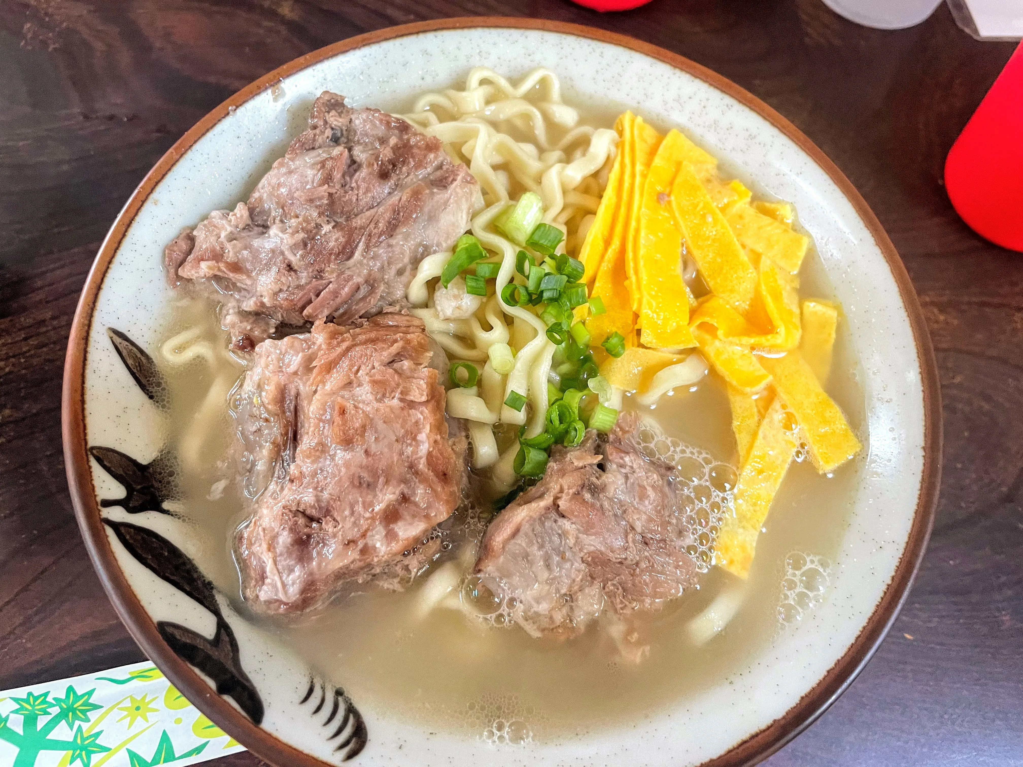 浜屋のソーキそば。骨付きの三枚肉がたっぷりのっている
