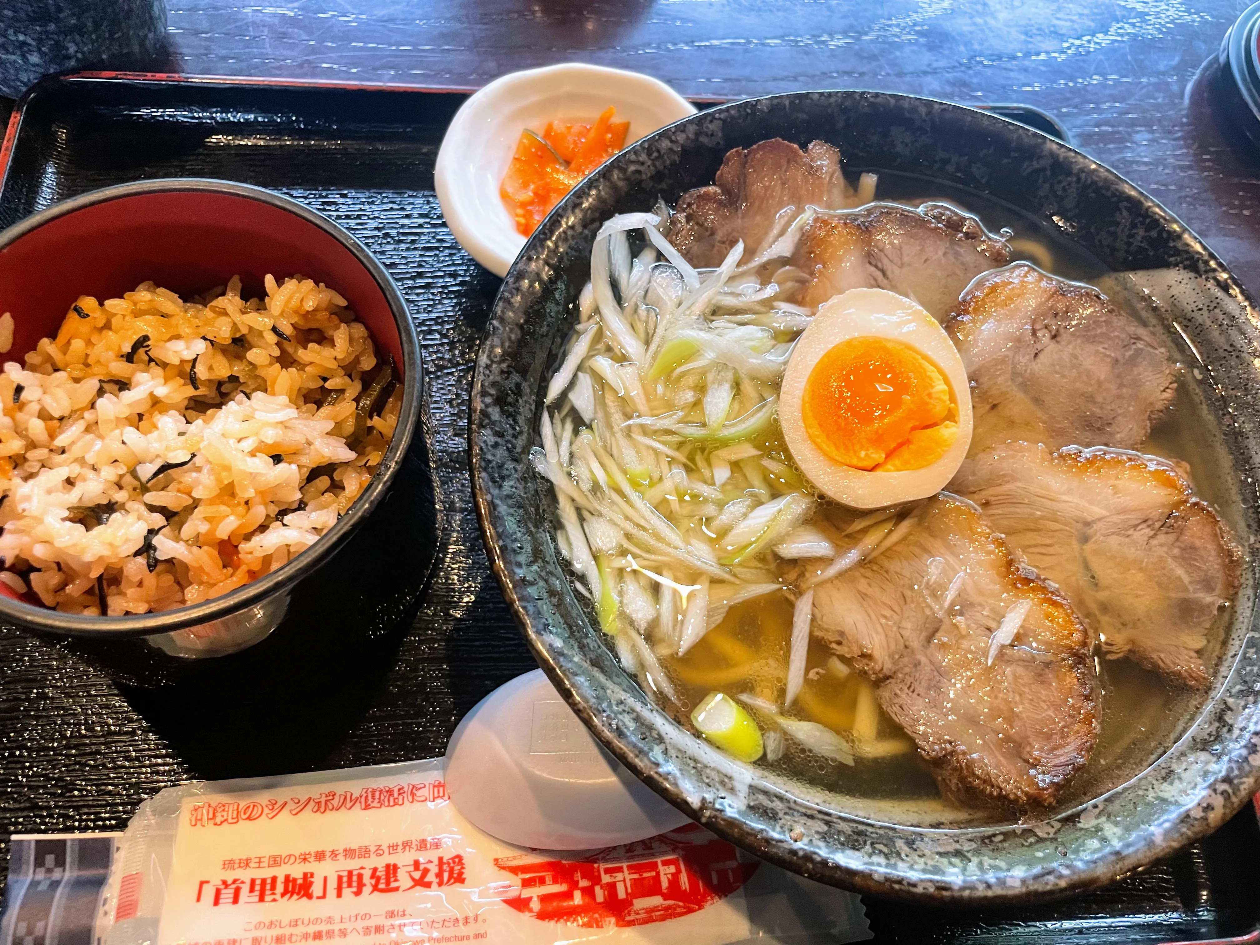 大家のそば。味玉と炙られた三枚肉がのっていて、じゅーしーが添えられている