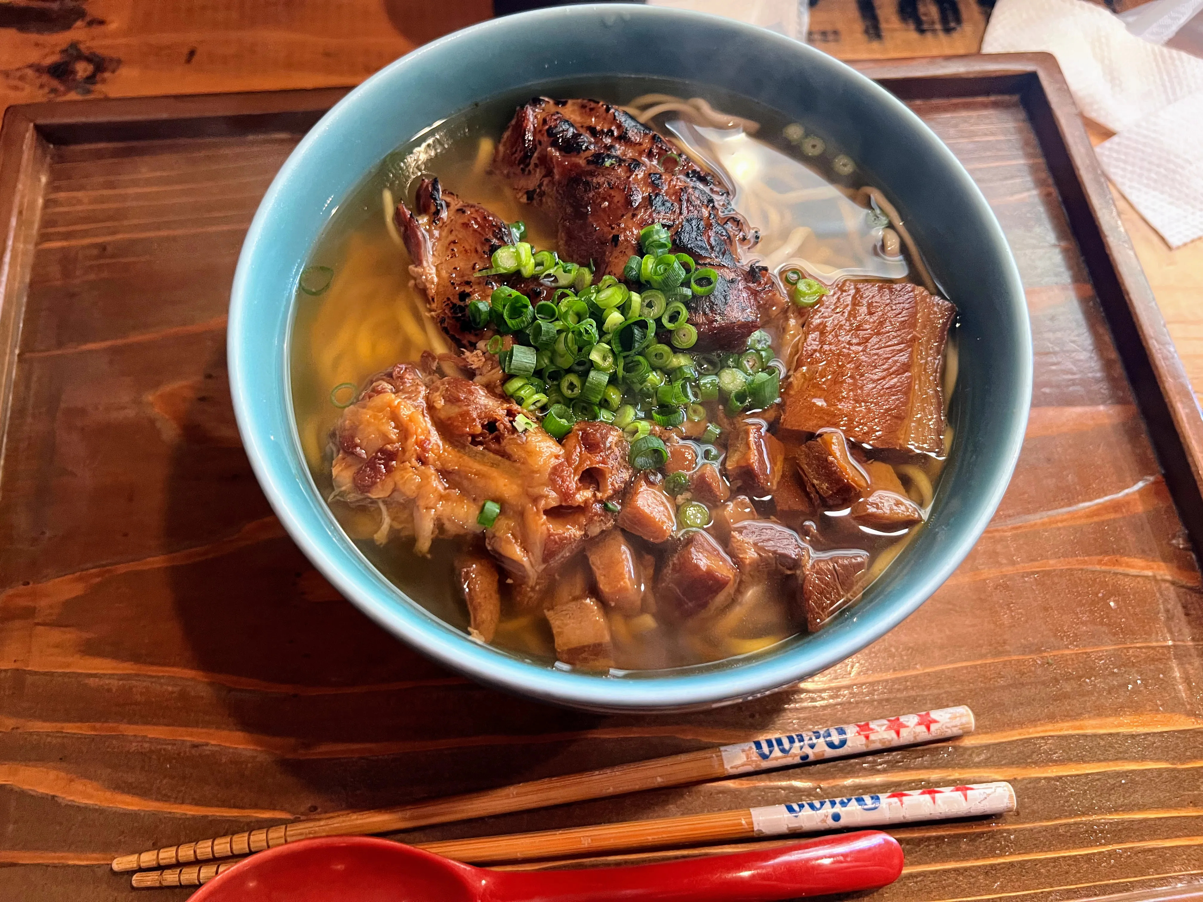 OKINAWA SOBA EIBUNの沖縄そば。炙り三枚肉や軟骨ソーキなど複数の部位がのっている