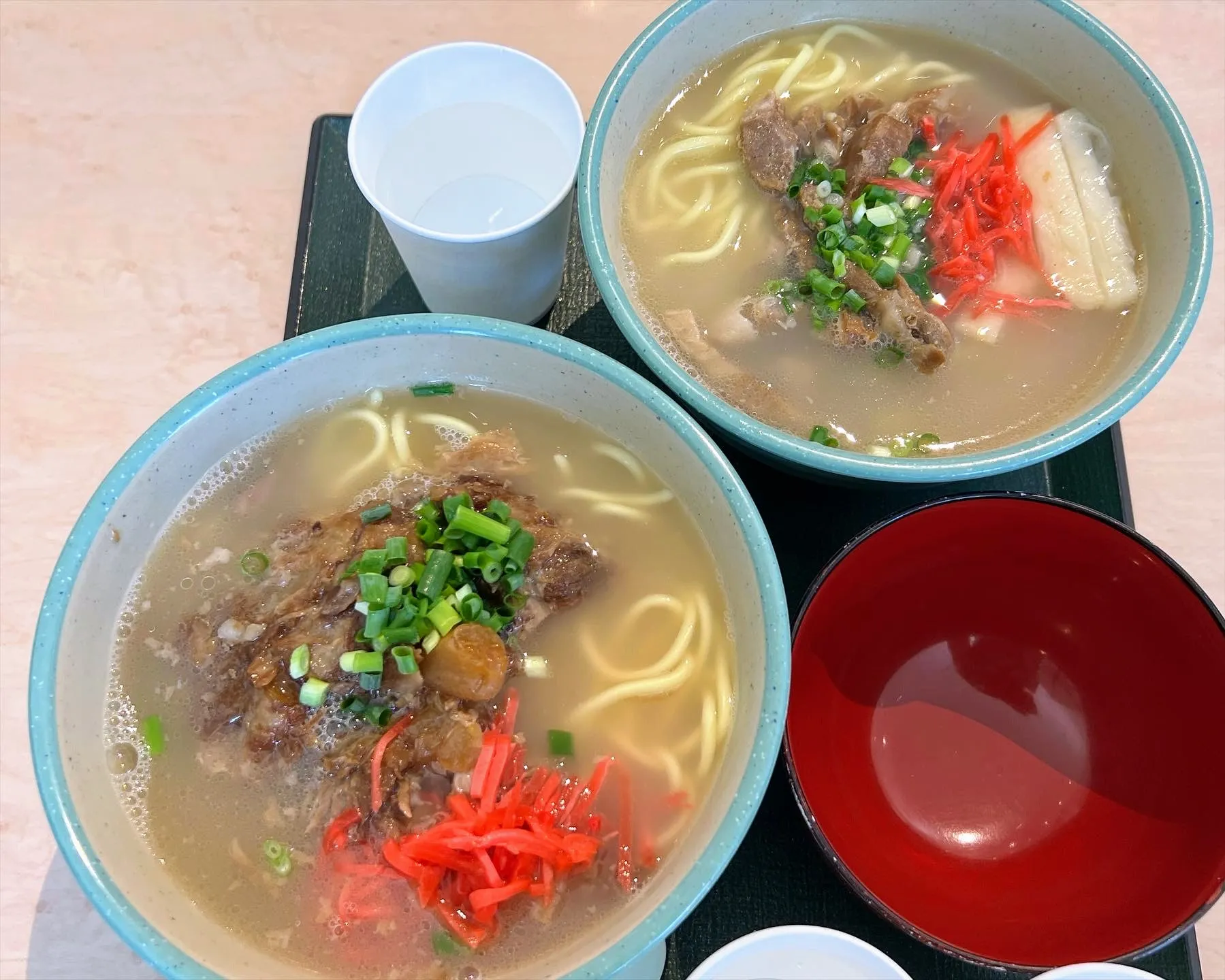 やいま村のそば。三枚肉がたっぷりのっている