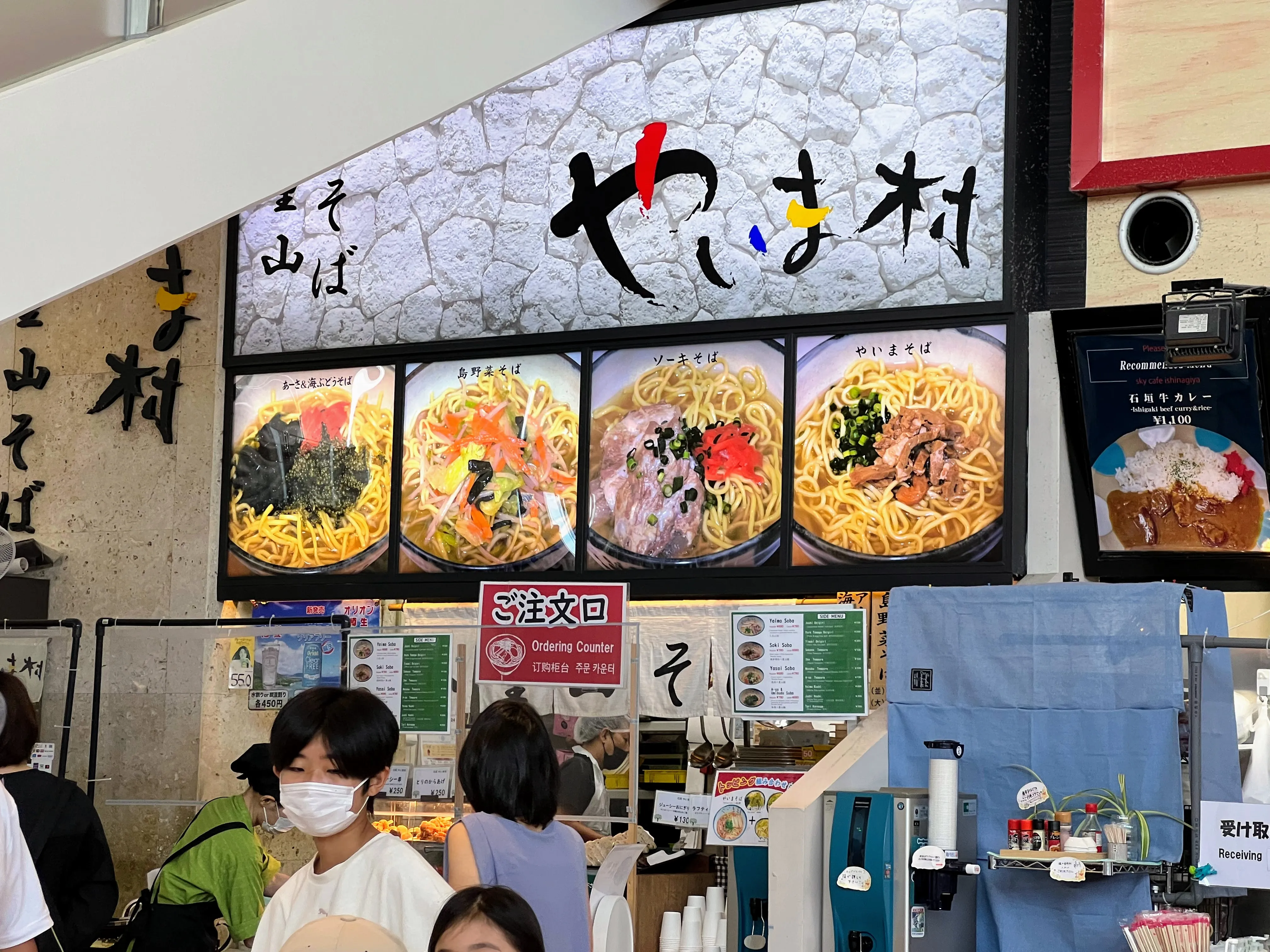 やいま村のそば2杯。それぞれに三枚肉がのっている