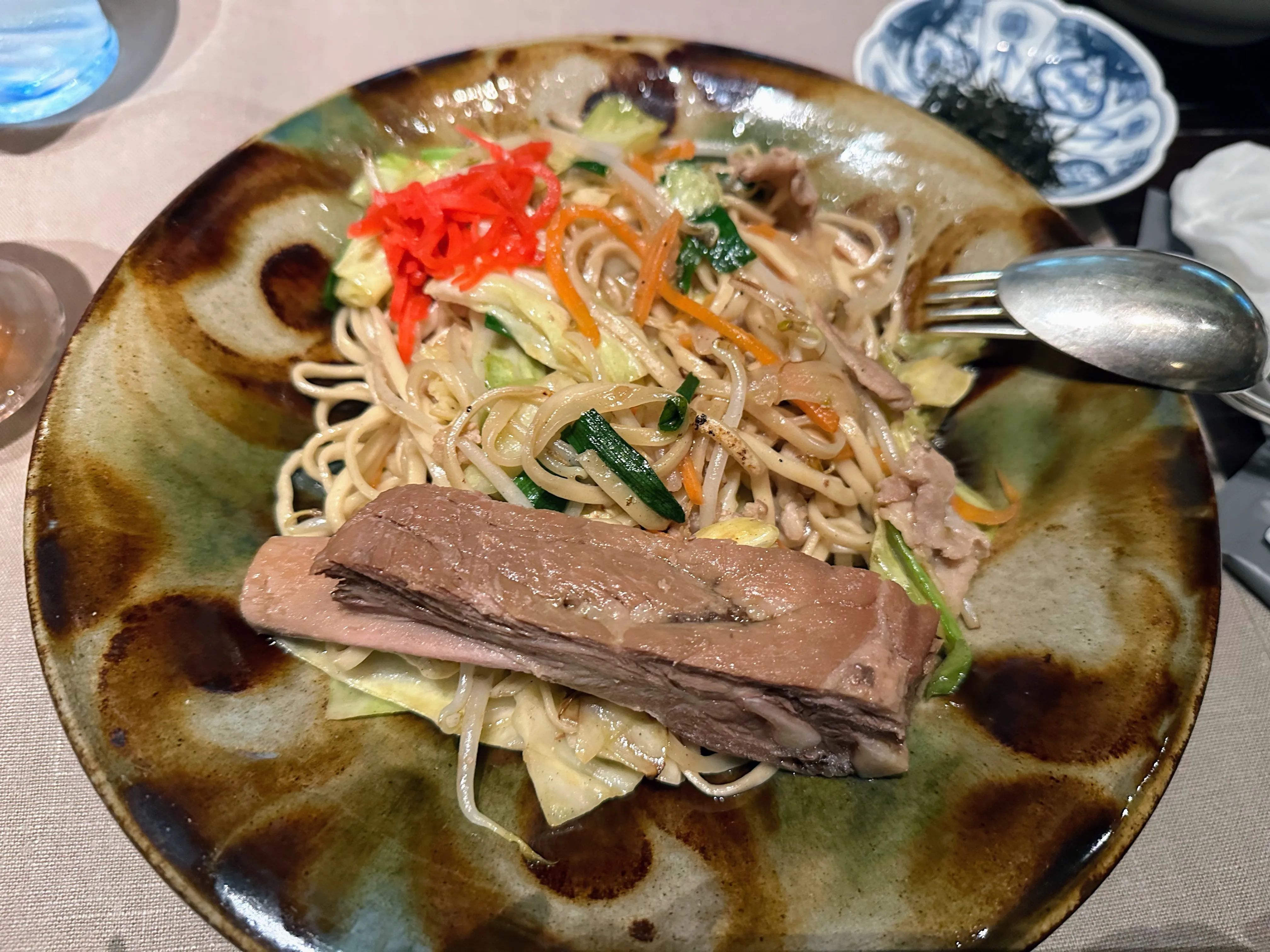 グスクの焼きそば風沖縄そば。紅生姜とかまぼこ、三枚肉が添えられている(2023年1月再訪時)