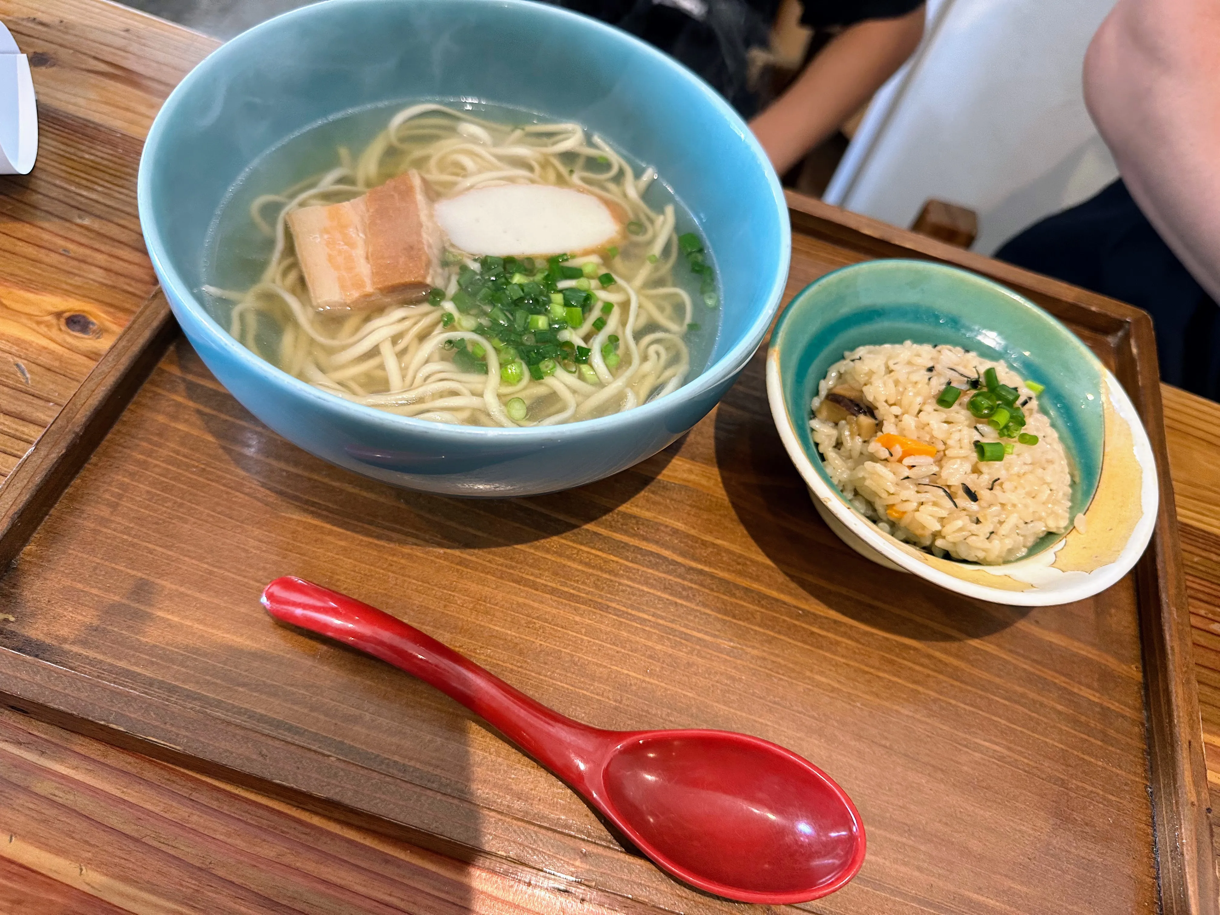 OKINAWA SOBA EIBUNの肉もやしそば。薄切り肉ともやしがたっぷりのっている