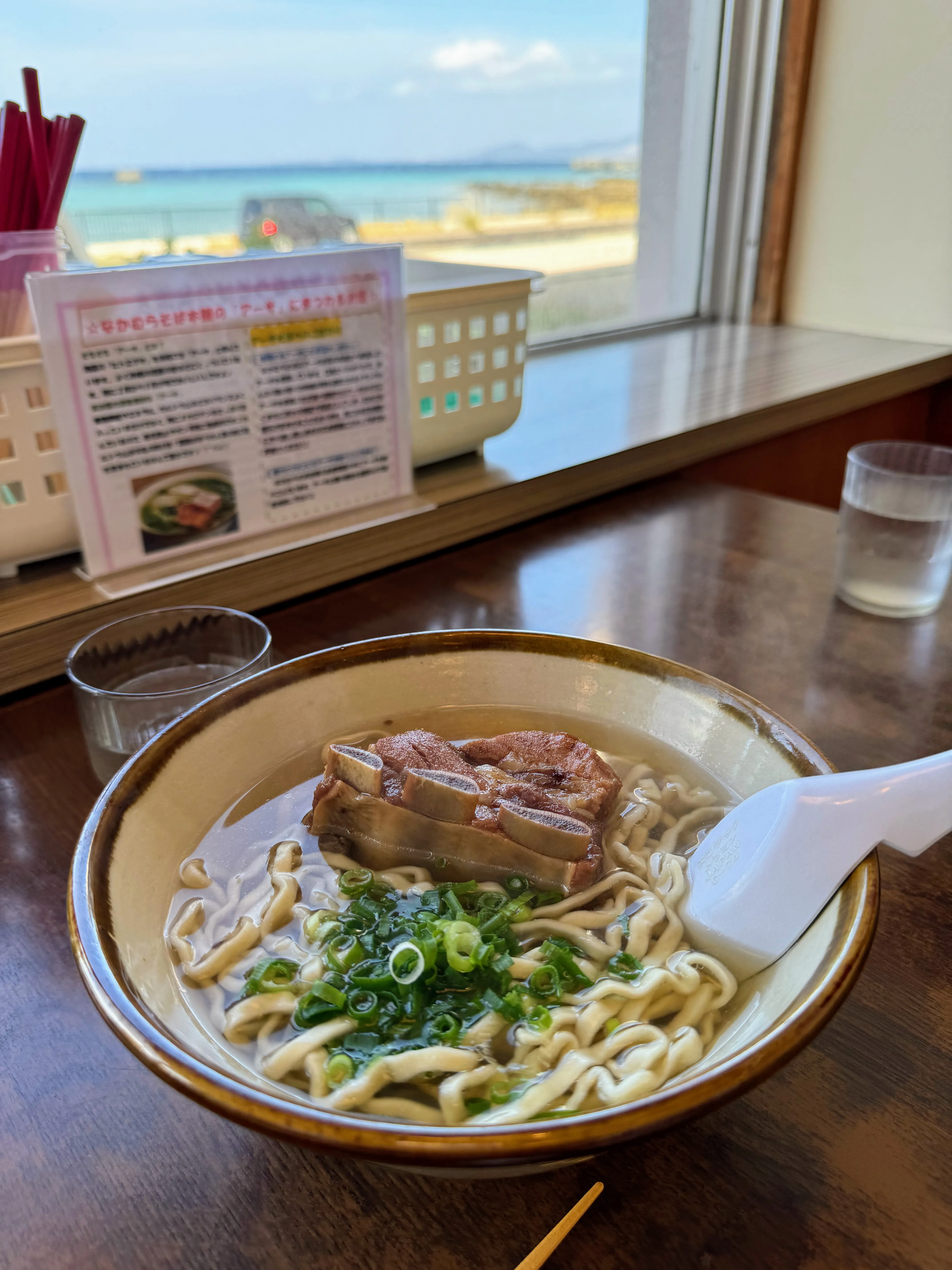 なかむらそばの三枚肉そば。輪切りの骨付き三枚肉がのっている