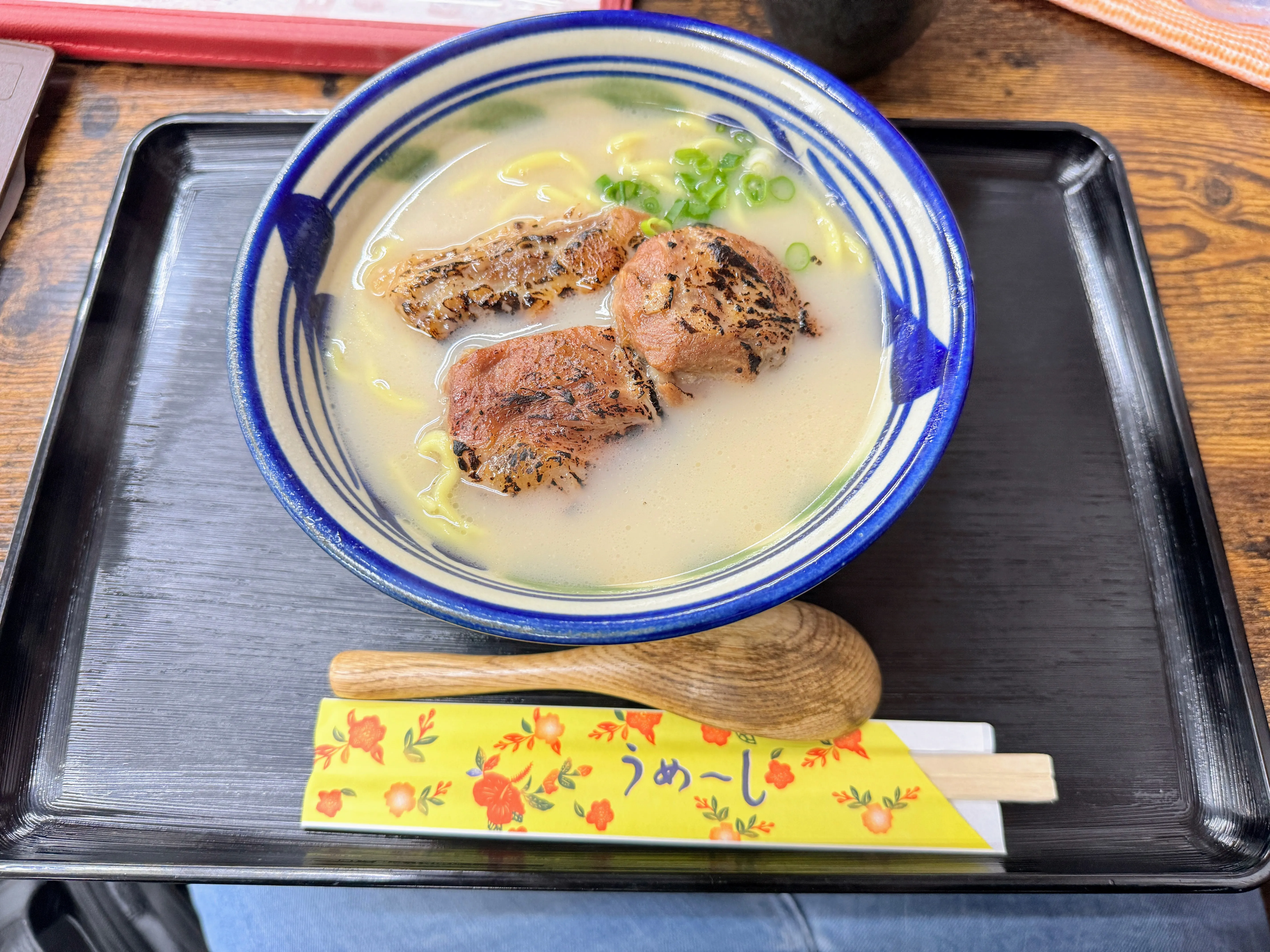 なかざ家の炙り軟骨ソーキそば。豚骨スープに香ばしく炙られた軟骨ソーキがのっている