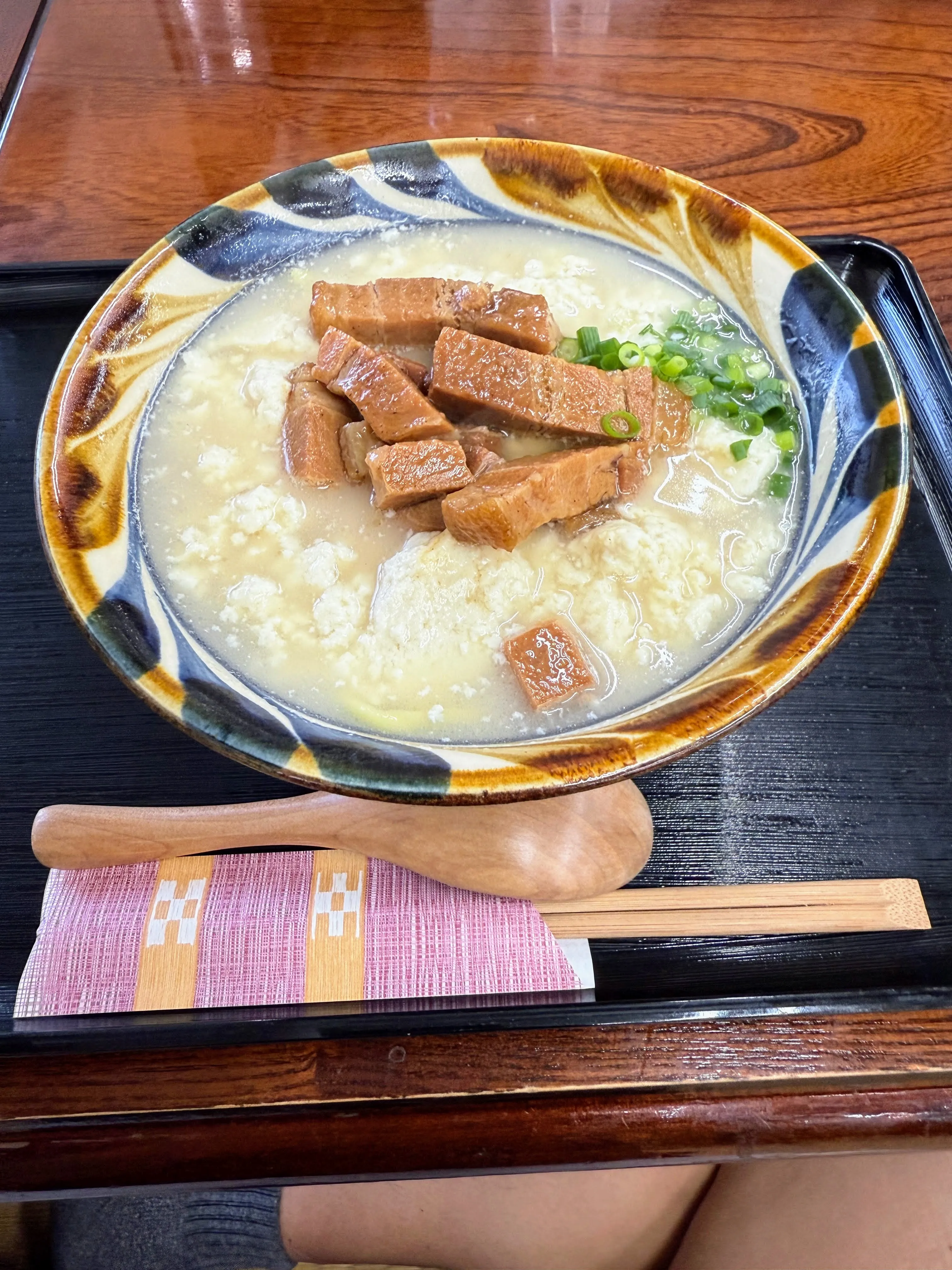 なかざ家のゆし肉そば。ふわふわのゆし豆腐と帯状の三枚肉がのっている
