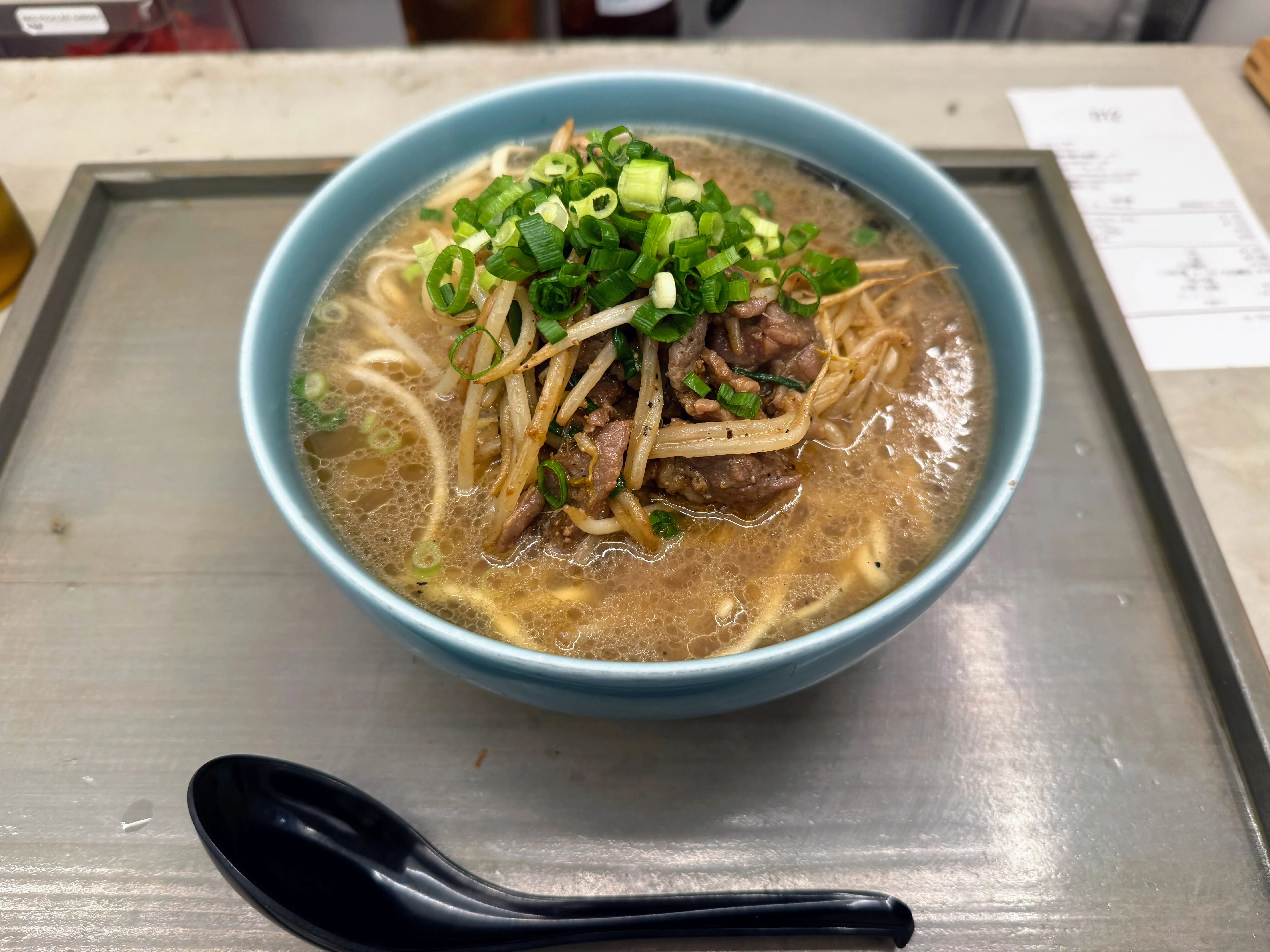 OKINAWA SOBA EIBUNの子ども用の沖縄そば。帯状の三枚肉がのっていて、じゅーしーとジュースが添えられている