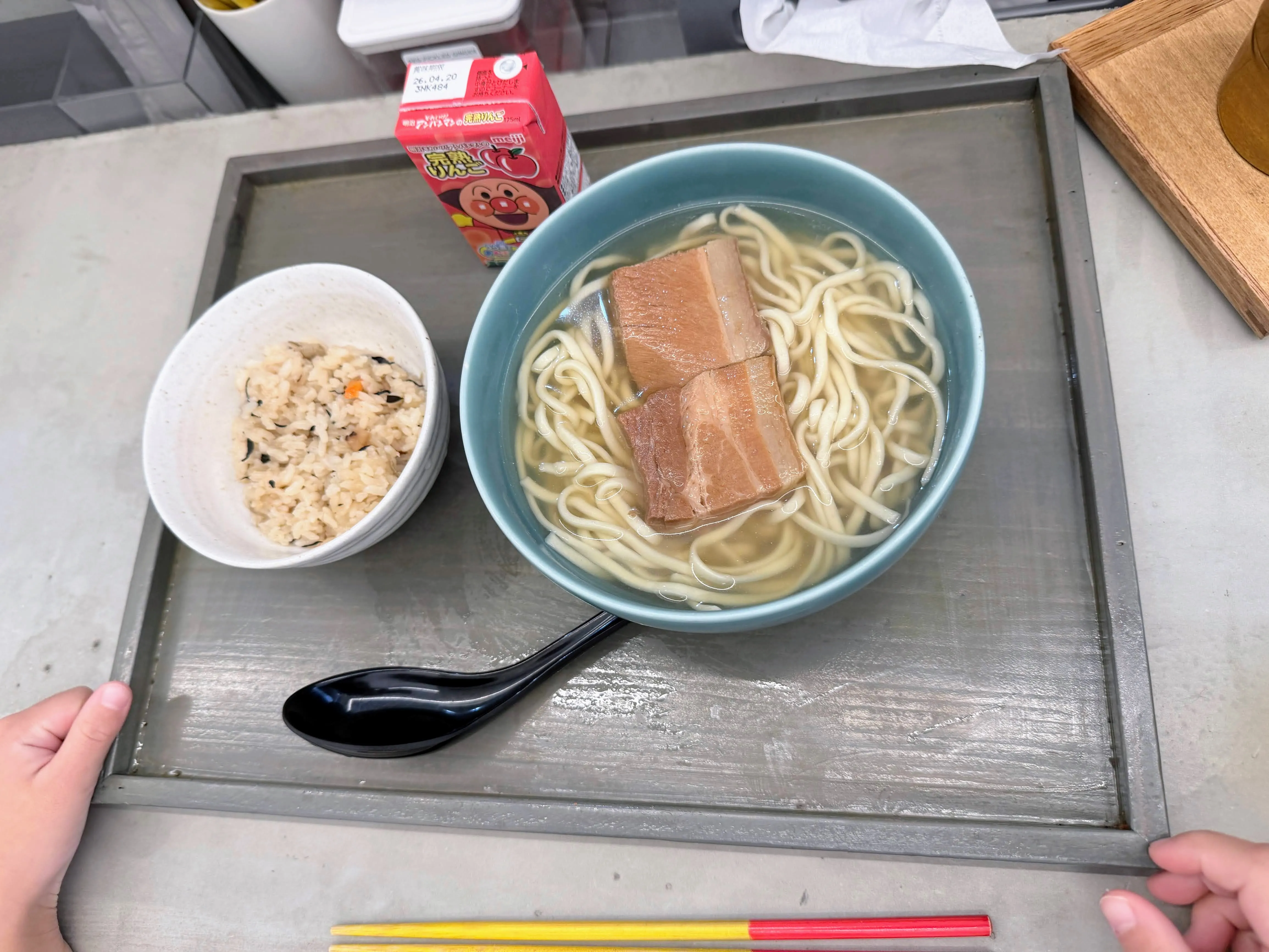 OKINAWA SOBA EIBUNの肉もやしそば。薄切り肉ともやしがたっぷりのっている