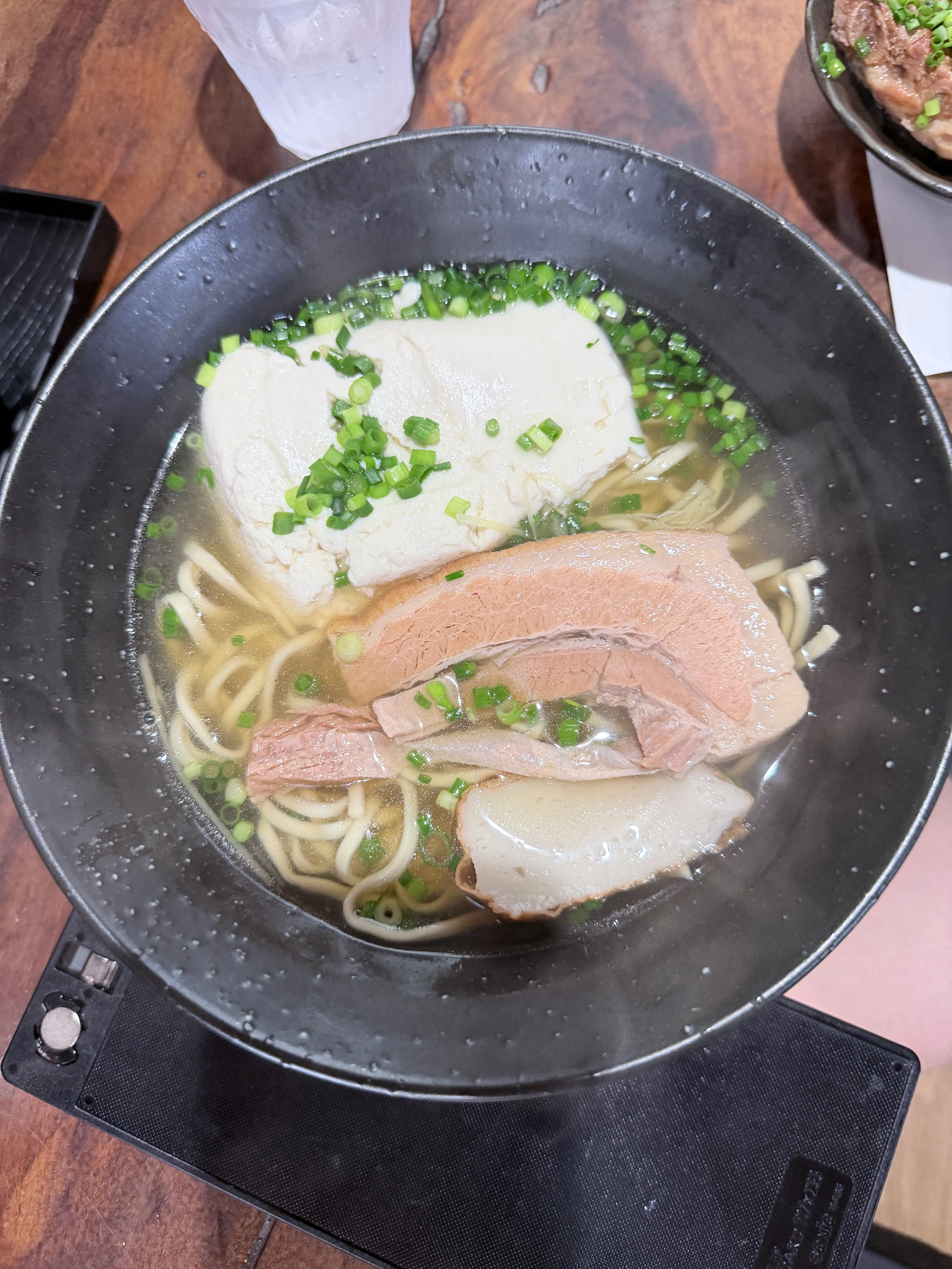 すーまぬめーのゆし豆腐そば。ボリューム満点のゆし豆腐と三枚肉がのっている