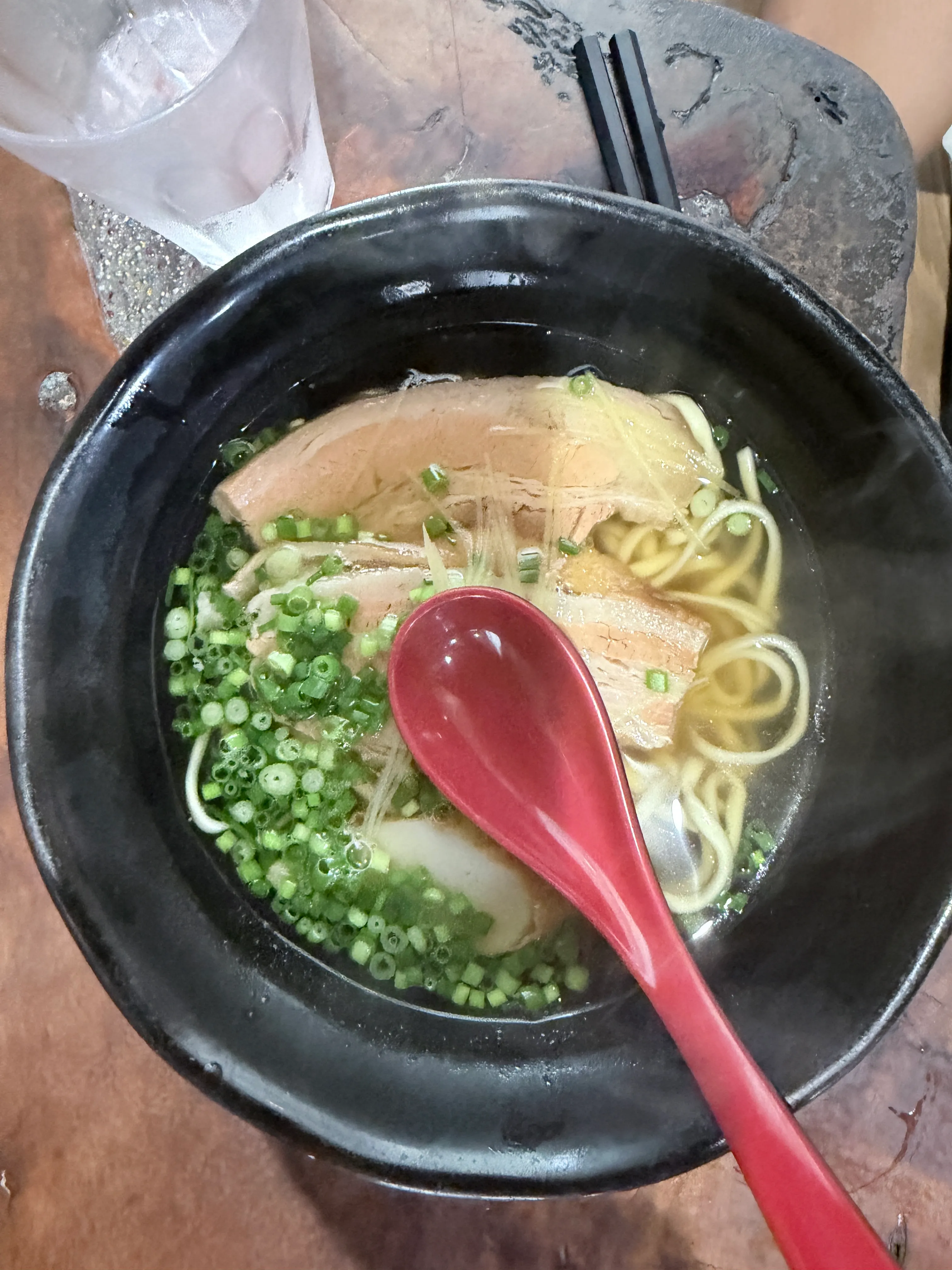 すーまぬめーの三枚肉そばを食べている様子