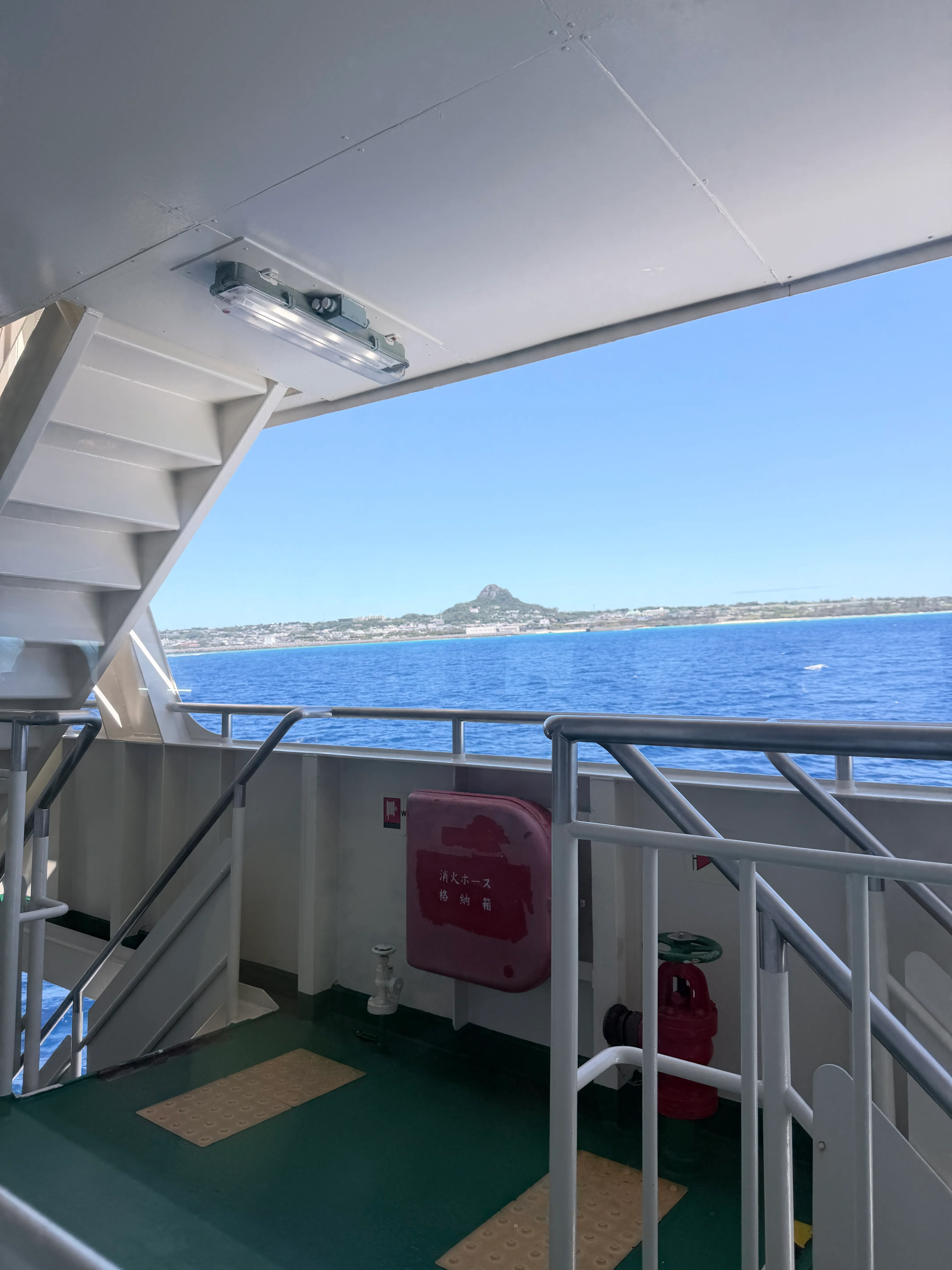 伊江島行きフェリーの甲板から見える海と島の景色