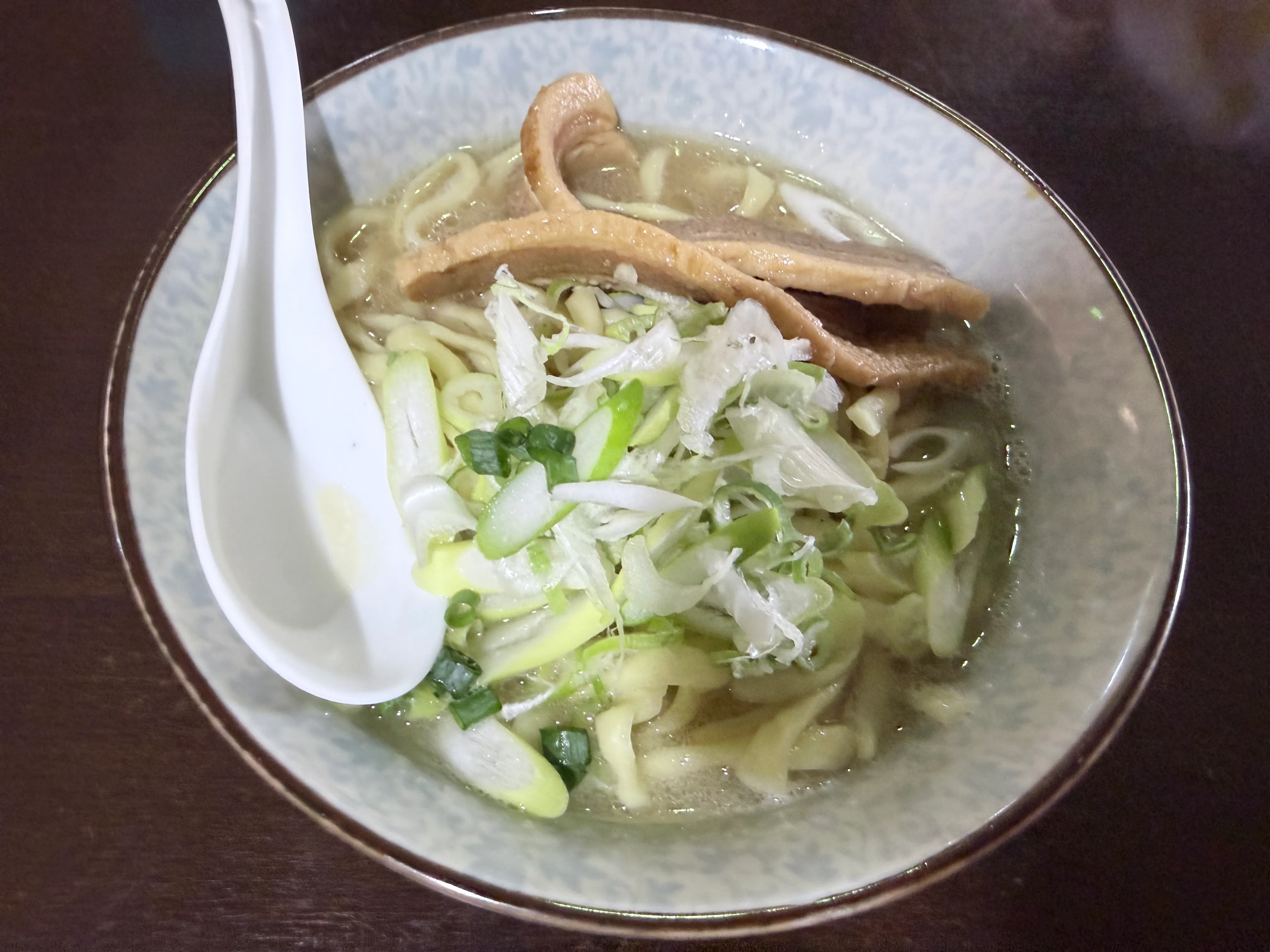与那原そば本舗の濃厚豚骨そば。三枚肉とたっぷりの千切りキャベツがのっている